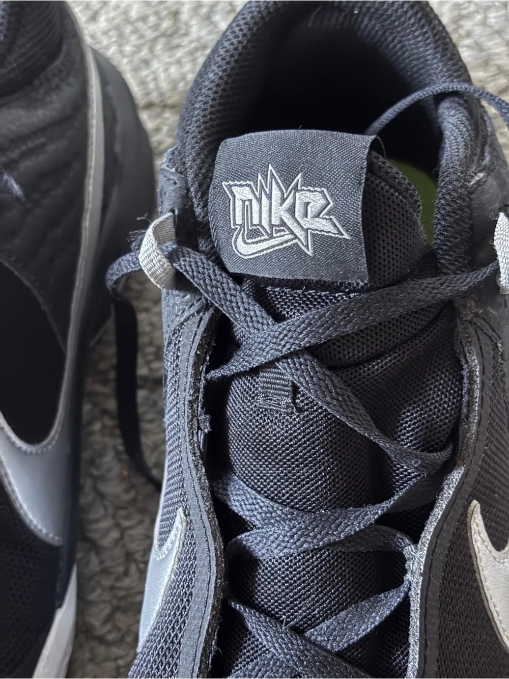 Nike Team Hustle D 10 Basketball Shoes Black Silver Youth 6.5Y EU 39 Worn Once